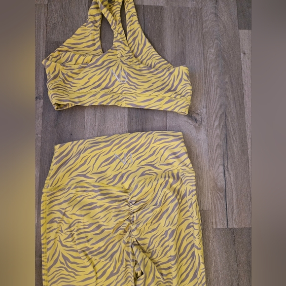 Noire Blanc Lamone Scrunch set - Picture 9 of 9